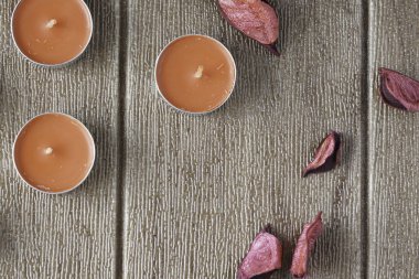 Aromaterapi mumlar, küçük yuvarlak mumlar, Tealight Mumlar ve kuru gül yaprakları üst görünümü