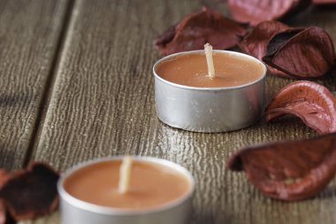 Tealight Mumlar ve kuru yaprakları, Aromaterapi mumlar yakın