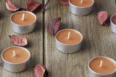 Aromaterapi mumlar, küçük yuvarlak mumlar, Tealight Mumlar ve kuru gül yaprakları