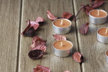 küçük yuvarlak mumlar, Tealight Mumlar ve kuru gül yaprakları