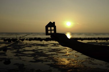 güzel sakin akşam gökyüzü ve deniz suyu ile gün batımı 