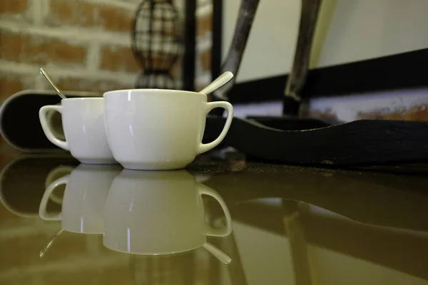 Weiße Tassen Kaffee Der Bar Auf Dem Tisch — Stockfoto