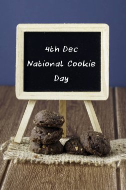 koyu çikolatalı kurabiye ve tebeşir tahtası 