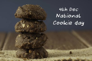 koyu çikolatalı kurabiye tablo