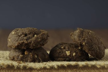çuval peçete ile koyu çikolatalı kurabiye tablo 