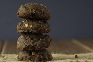 çuval peçete ile koyu çikolatalı kurabiye tablo 
