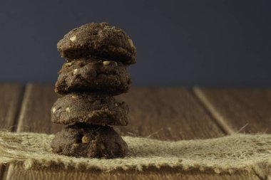 çuval peçete ile koyu çikolatalı kurabiye tablo 