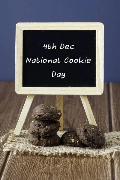 koyu çikolatalı kurabiye ve tebeşir tahtası 