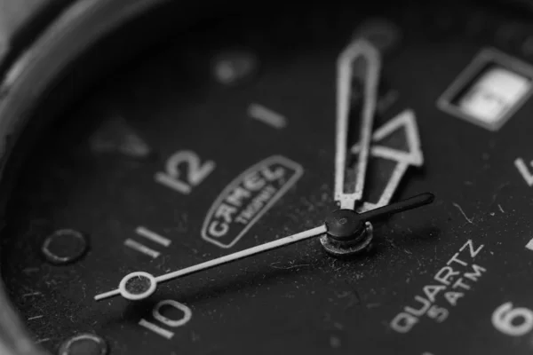 Zeit Und Uhr Auf Dem Tisch — Stockfoto