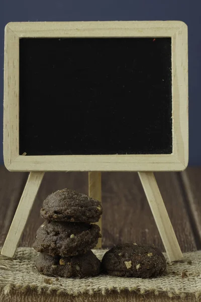 黑巧克力饼干和粉笔板 — 图库照片