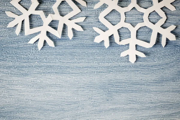 Mavi Ahşap Masa Yüzeyinde Origami Kağıt Kar Taneleri Kış Konsepti — Stok fotoğraf