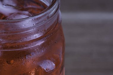 buz küpleri ile cam kavanozda soğuk çay içeceği