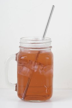 buz küpleri ve metalik saman ile cam kavanozda soğuk limonata 