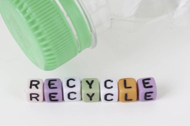 kelime geri dönüşüm ile harflerle renkli küçük boncuklar 