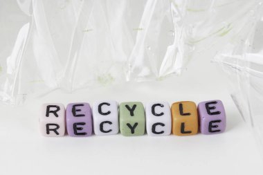 mektuplar, geri dönüşüm ile boş plastik şişe ve küçük küpler