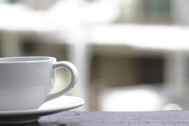 beyaz fincan kahve ve bulanık arka plan 