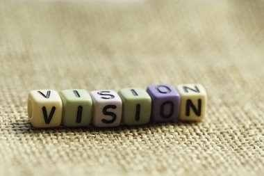 kelime vizyon ile harflerle renkli küçük boncuklar 