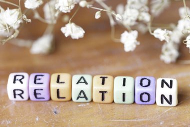 harfler ilişki ile renkli küçük boncuklar, beyaz kuru çiçekler 