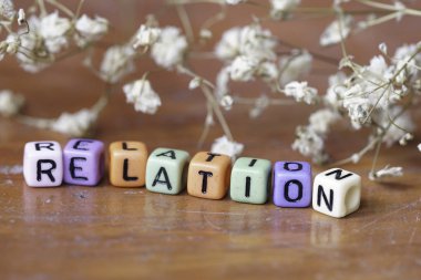 harfler ilişki ile renkli küçük boncuklar, beyaz kuru çiçekler 