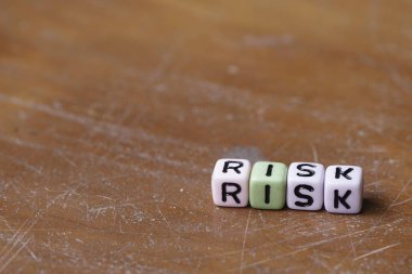 harfler risk ile renkli küçük boncuklar