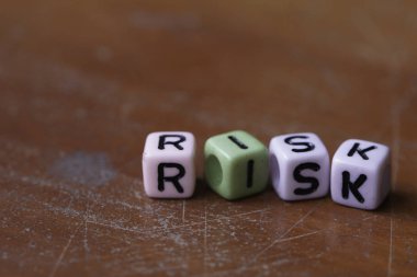 harfler risk ile renkli küçük boncuklar