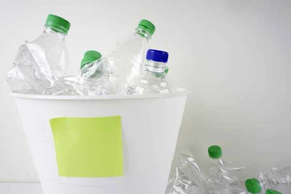 Botellas Plástico Vacías Cubo Basura Blanca Con Etiqueta Engomada Papel —  Fotos de Stock