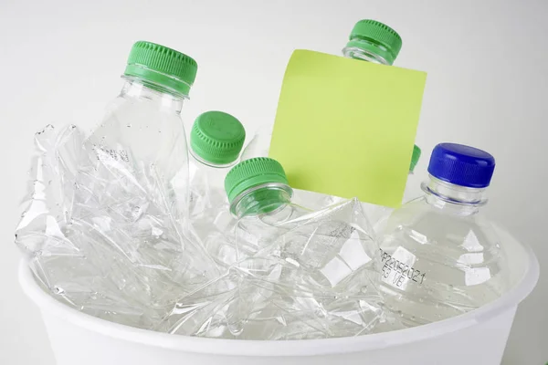 Botellas Plástico Vacías Cubo Basura Blanca Con Etiqueta Engomada Papel —  Fotos de Stock