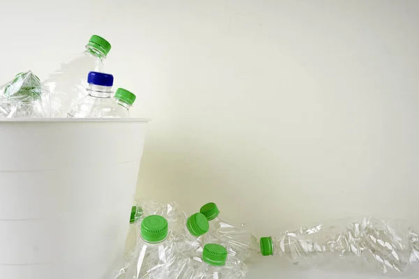 Botellas Plástico Vacías Cubo Basura Blanca Contaminación Plástica Reciclaje —  Fotos de Stock