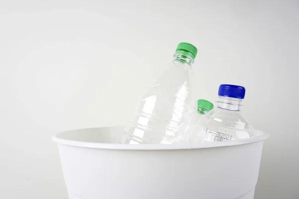 Botellas Plástico Vacías Cubo Basura Blanca Contaminación Plástica Reciclaje —  Fotos de Stock