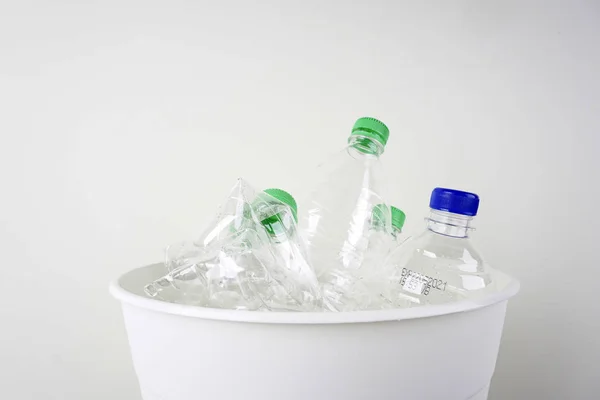 Primer Plano Botellas Plástico Vacías Cubo Basura Blanca Contaminación Plástica —  Fotos de Stock