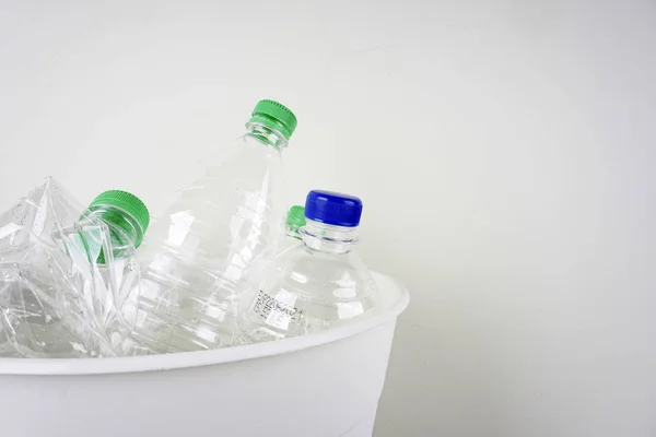 白いバケツのプラスチックボトル プラスチック汚染およびリサイクル — ストック写真
