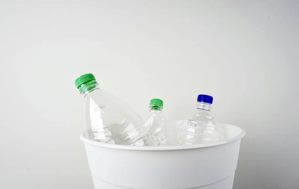 Botellas Plástico Cubo Blanco Contaminación Plástica Reciclaje —  Fotos de Stock