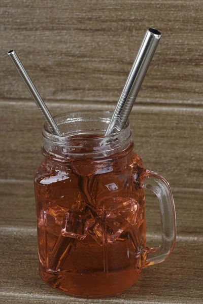 Kaltgetränk Glasbecher Mit Eiswürfeln Und Metallhalmen — Stockfoto