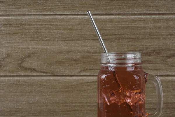 Kaltes Rotes Getränk Glas Mit Eiswürfeln Und Metallischem Stroh Auf — Stockfoto