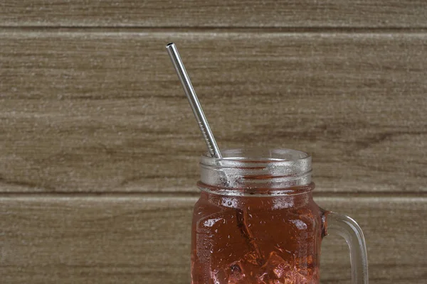 Bebida Frío Frasco Vidrio Con Cubitos Hielo Paja Metálica Sobre —  Fotos de Stock