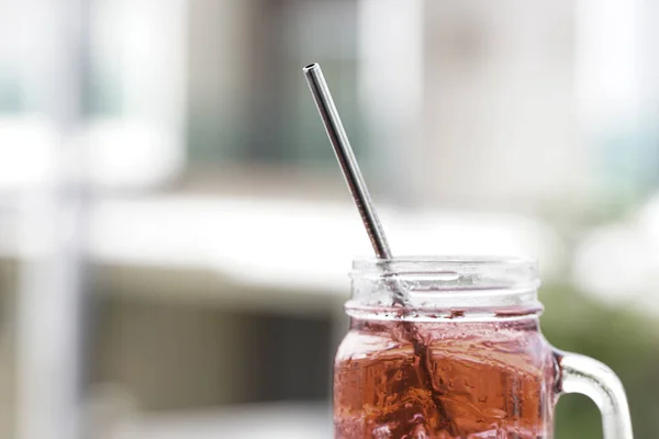 Bebida Frío Frasco Vidrio Con Cubitos Hielo Paja Inoxidable — Foto de Stock