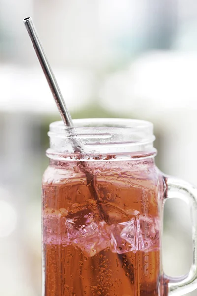 Buz Küpleri Paslanmaz Saman Ile Cam Kavanozda Soğuk Çay Içeceği — Stok fotoğraf