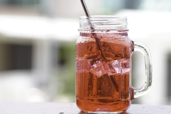 Koude Thee Drank Glazen Pot Met Ijsblokjes Roestvrij Stro — Stockfoto