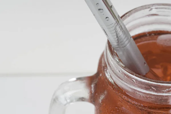 Bebida Bebida Vermelha Fria Frasco Vidro Com Cubos Gelo Palha — Fotografia de Stock