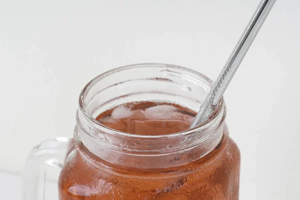 Bebida Roja Fría Frasco Vidrio Con Cubos Hielo Paja Metálica —  Fotos de Stock