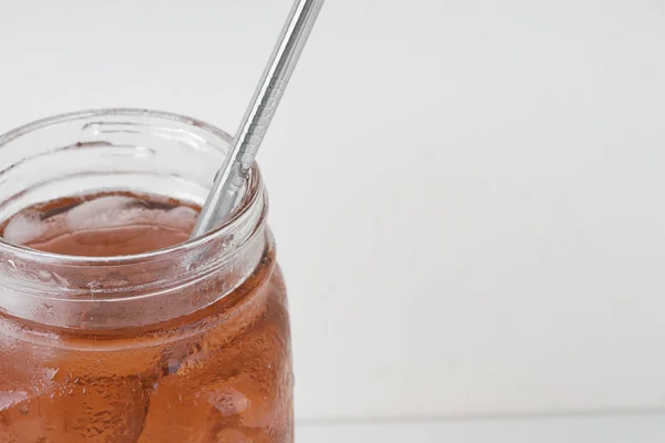 Холодний Лимонад Скляній Банці Кубиками Льоду Металевою Соломою — стокове фото
