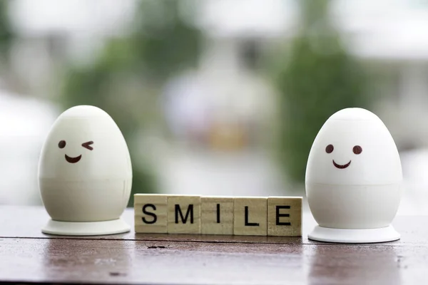 Λευκά Πασχαλινά Αυγά Αστεία Πρόσωπα Αίσθηση Χαμόγελο — Φωτογραφία Αρχείου