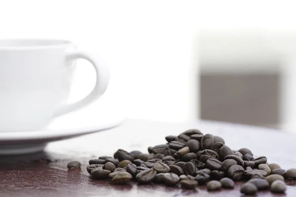 Kopp Kaffe Och Tallrik Bordet Med Rostade Bruna Bönor — Stockfoto