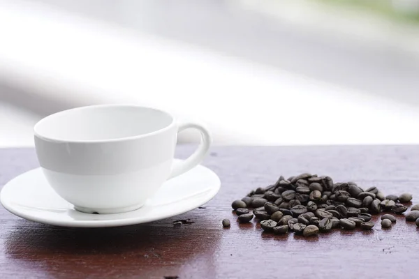 Vit Kopp Kaffe Och Tallrik Bord Med Rostade Bruna Bönor — Stockfoto