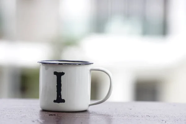 Tazza Bianca Viaggio Metallica Con Lettera Sul Tavolo Legno — Foto Stock