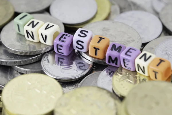小さなキューブ投資でテーブルの上にお金の収入コイン — ストック写真