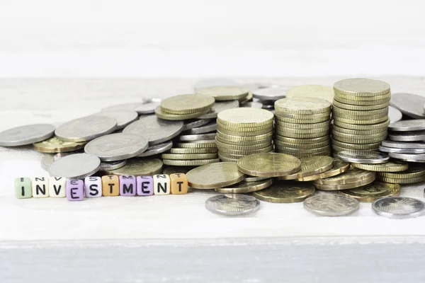 Bankergebnis Münzen Auf Den Tisch Mit Kleinen Würfeln Investition — Stockfoto