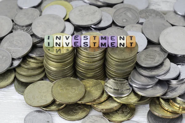 Ganancias Monedas Mesa Con Pequeños Cubos Inversión —  Fotos de Stock