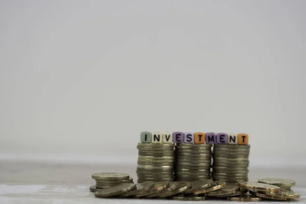 Moedas Ouro Mesa Com Pequenas Contas Cubos Fila Pilhas Investimento — Fotografia de Stock