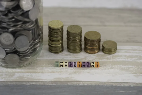 Munten Houten Tafel Glazen Pot Kleine Kubussen Kralen Met Letters — Stockfoto